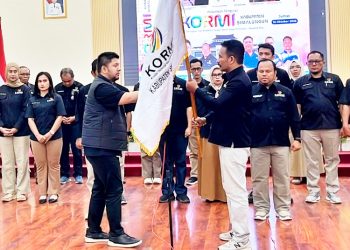 Saat penyerahan bendera pataka KORMI Kabupaten Simalungun oleh KORMI Sumut.( Diskominfo Simalungun )