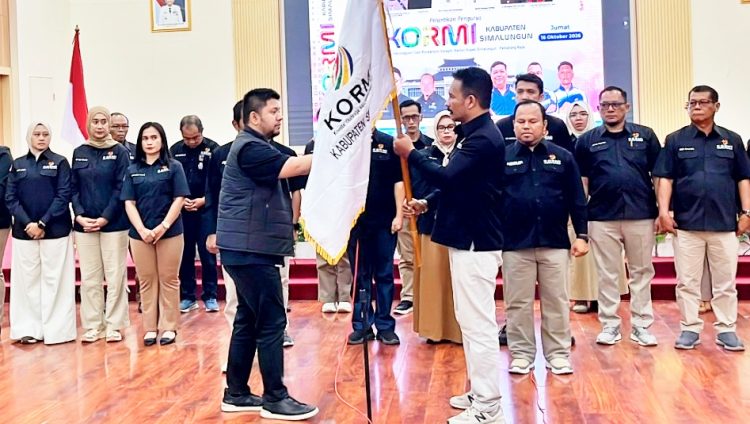 Saat penyerahan bendera pataka KORMI Kabupaten Simalungun oleh KORMI Sumut.( Diskominfo Simalungun )