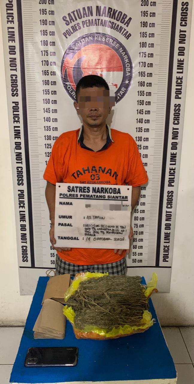 Pria pelaku penyalahgunaan Narkotika jenis ganja yang diamankan polisi. ( Humas Polres Pematangsiantar )