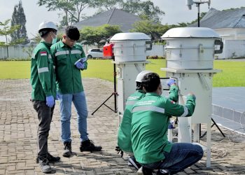 Pihak dinas lingkungan hidup Simalungun saat mengambil sampel udara. ( Diskominfo Kabupaten Simalungun )