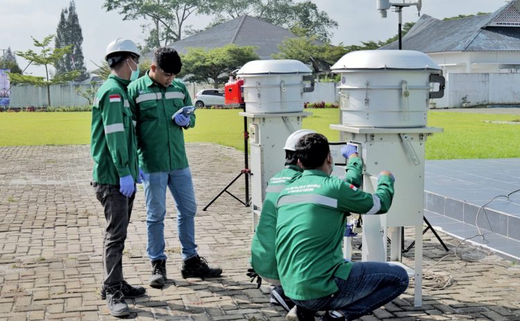 Pihak dinas lingkungan hidup Simalungun saat mengambil sampel udara. ( Diskominfo Kabupaten Simalungun )