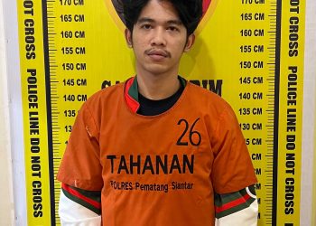 Ziw Agriva Simatupang pelaku penggelapan satu unit mobil yang diamankan Polisi. ( Istimewa )