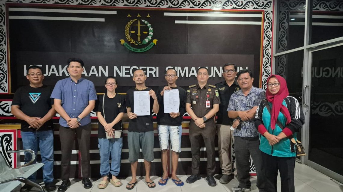 Kejari Simalungun saat melakukan Restorativ Justice kepada dua orang pelaku kealpaan menyebabkan kematian berdamai. ( Humas Kejari Simalungun )