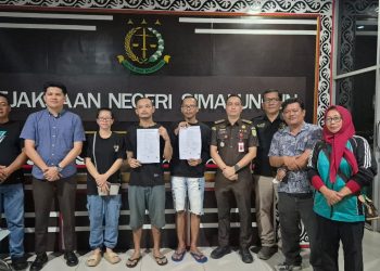 Kejari Simalungun saat melakukan Restorativ Justice kepada dua orang pelaku kealpaan menyebabkan kematian berdamai. ( Humas Kejari Simalungun )