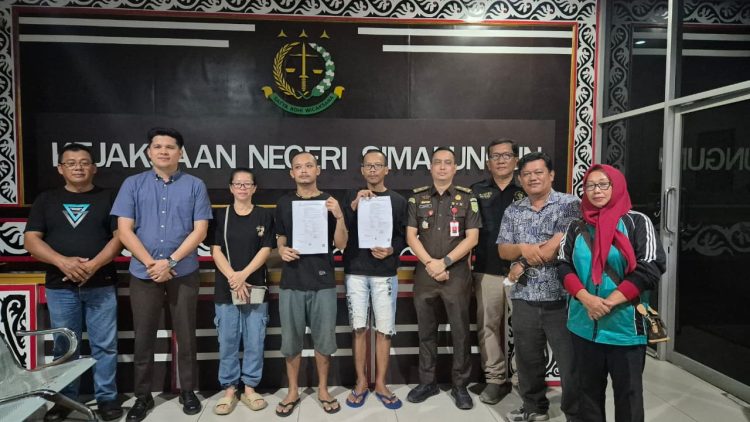 Kejari Simalungun saat melakukan Restorativ Justice kepada dua orang pelaku kealpaan menyebabkan kematian berdamai. ( Humas Kejari Simalungun )