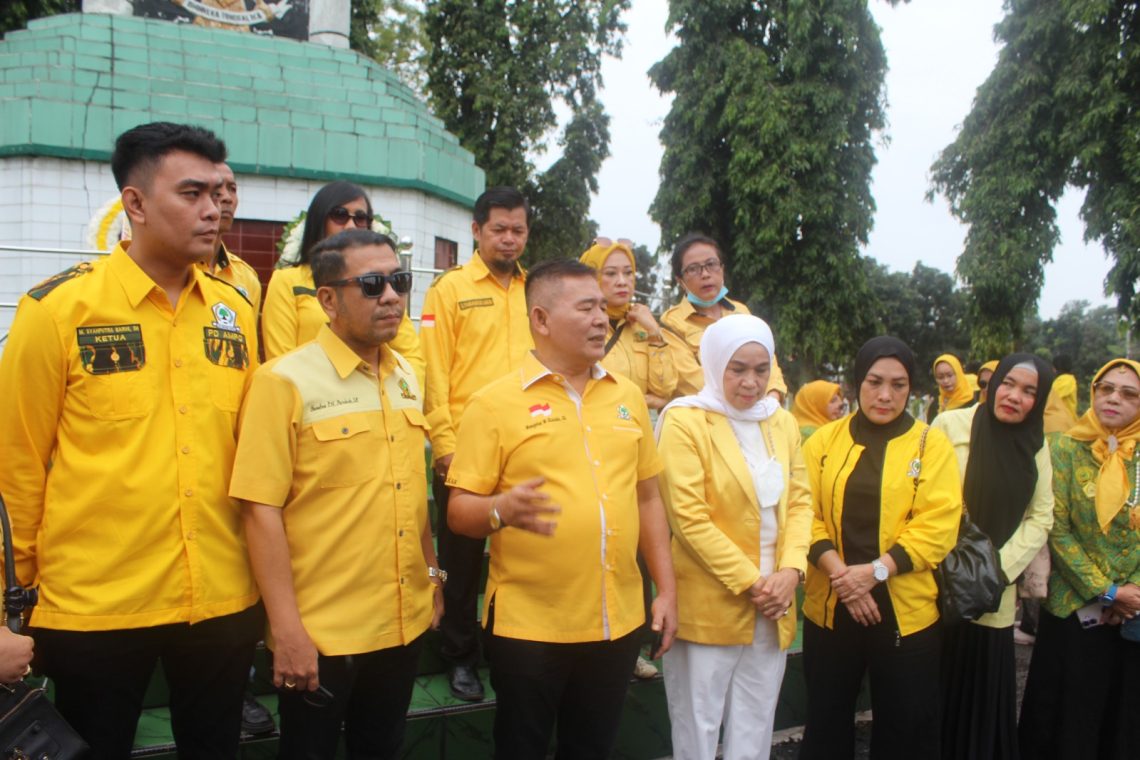 Ketua Golkar Pematangsiantar Mangatas Silalahi tengah berada di taman makam pahlawan saat diwawancarai. ( Herry Sinaga )