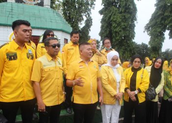 Ketua Golkar Pematangsiantar Mangatas Silalahi tengah  berada di taman makam pahlawan saat diwawancarai. ( Herry Sinaga )