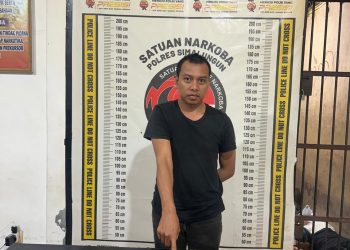 Pelaku penyalahgunaan Narkotika jenis sabu dan barang bukti yang diamankan Polisi. ( Humas Polres Simalungun )
