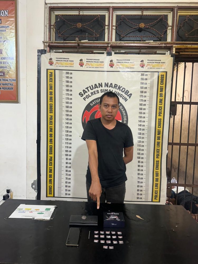 Pelaku penyalahgunaan Narkotika jenis sabu dan barang bukti yang diamankan Polisi. ( Humas Polres Simalungun )