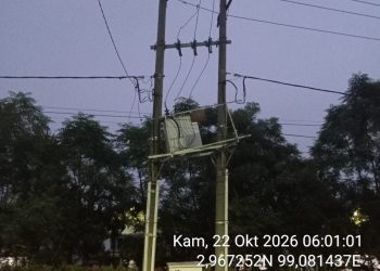 Tiang gardu trafo yang amblas di Kota Pematangsiantar. ( ULP PLN Pematangsiantar )