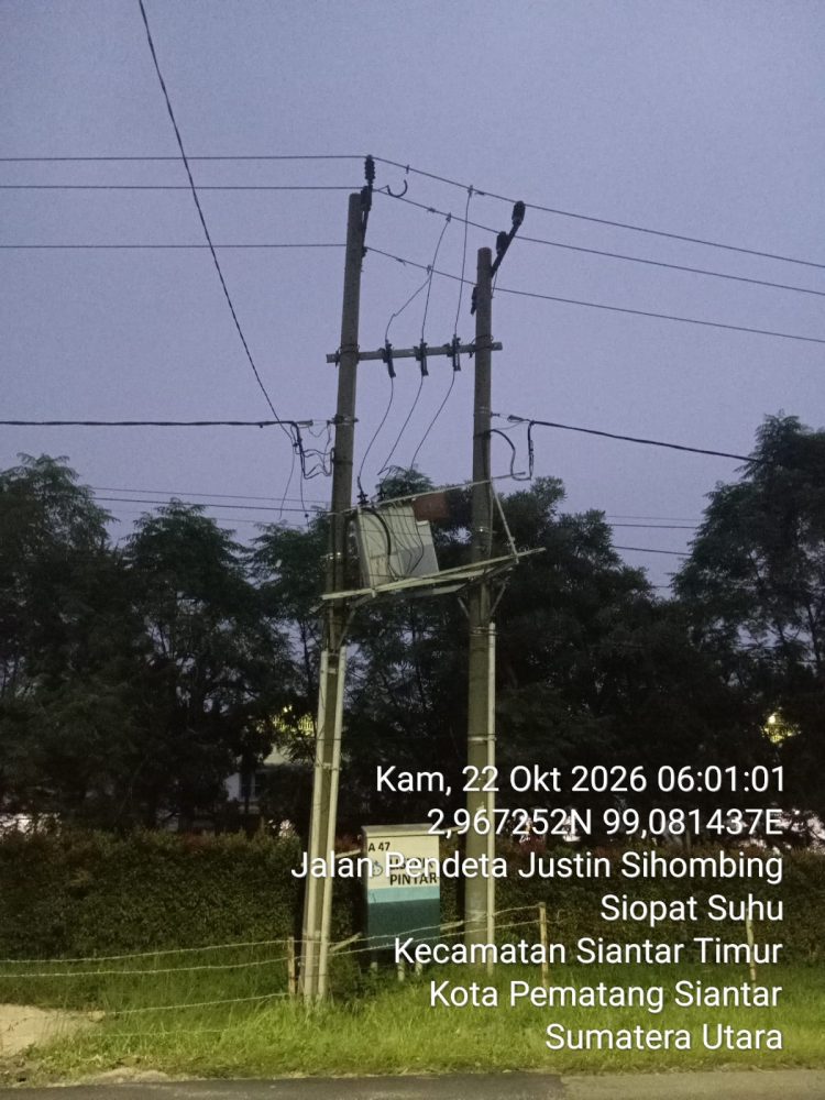 Tiang gardu trafo yang amblas di Kota Pematangsiantar. ( ULP PLN Pematangsiantar )