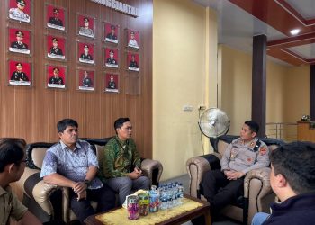 Manager PLN ULP Pematangsiantar Ramses Manalu saat bersilaturahmi dengan Kapolres Pematangsiantar AKBP Dhana Noer Kurniawan. ( Humas PLN ULP Pematangsiantar )