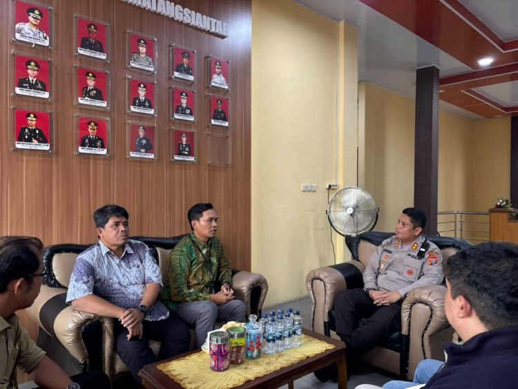 Manager PLN ULP Pematangsiantar Ramses Manalu saat bersilaturahmi dengan Kapolres Pematangsiantar AKBP Dhana Noer Kurniawan. ( Humas PLN ULP Pematangsiantar )