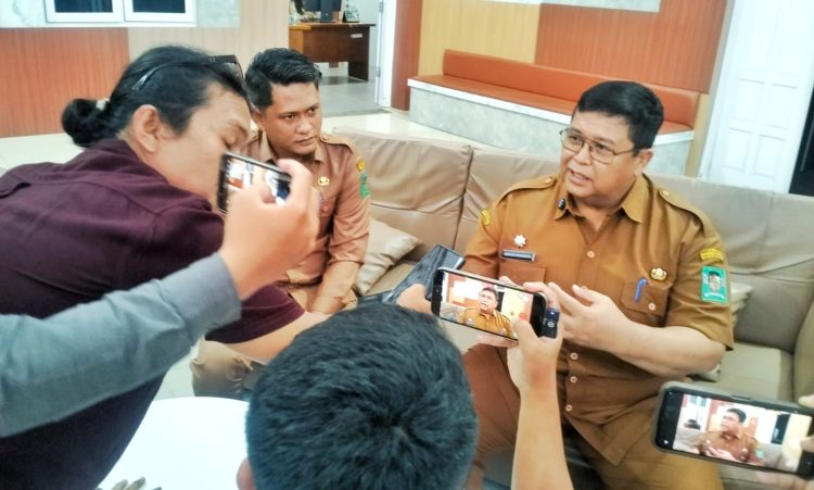 Sekretaris Daerah (Sekda) Kabupaten Simalungun, Mixnon Andreas Simamora, membantah kabar yang menyebut kas Pemerintah Kabupaten (Pemkab) Simalungun kosong. ( Diskominfo Simalungun )