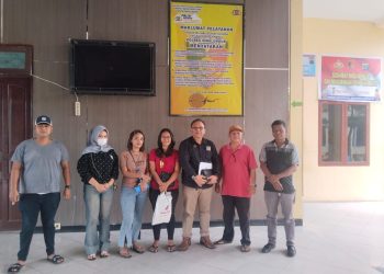 Kuasa hukum dan keluarga Jonres Marindan Sinaga beserta saksi berada di Polres Simalungun saat melakukan pemeriksaan ulang (  Keluarga Jonres Marindan Sinaga )