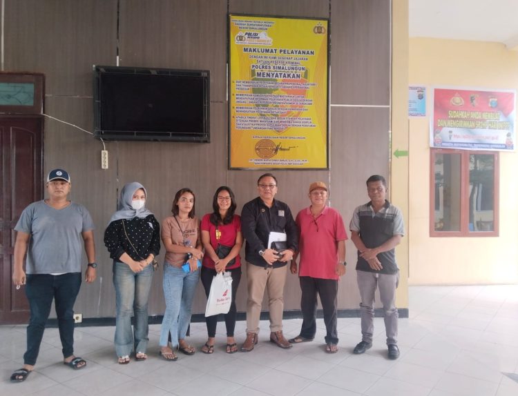 Kuasa hukum dan keluarga Jonres Marindan Sinaga beserta saksi berada di Polres Simalungun saat melakukan pemeriksaan ulang (  Keluarga Jonres Marindan Sinaga )