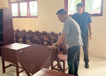 Kajari Simalungun H.Munawal Hadi saat melakukan pengecekan langsung proyek Revitalisasi sekolah. ( Humas Kejari Simalungun)