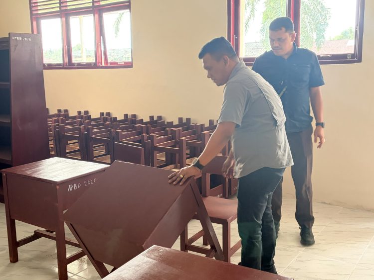Kajari Simalungun H.Munawal Hadi saat melakukan pengecekan langsung proyek Revitalisasi sekolah. ( Humas Kejari Simalungun)