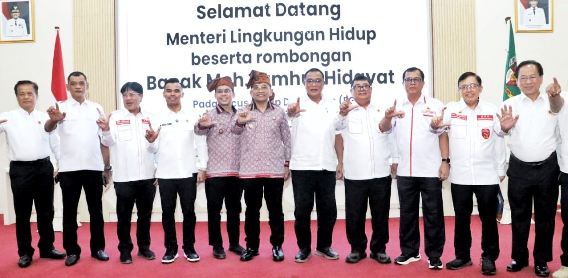 Menteri Lingkungan Hidup RI, Moh. Jumhur Hidayat saat kunjungan ke Simalungun. ( Diskominfo Simalungun )