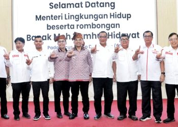 Menteri Lingkungan Hidup RI, Moh. Jumhur Hidayat saat kunjungan ke Simalungun. ( Diskominfo Simalungun )