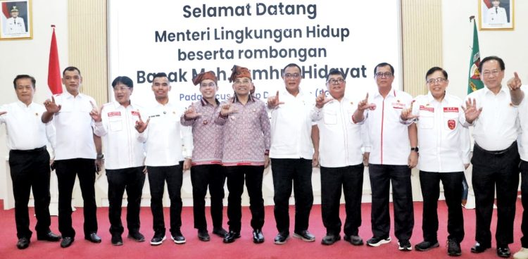 Menteri Lingkungan Hidup RI, Moh. Jumhur Hidayat saat kunjungan ke Simalungun. ( Diskominfo Simalungun )