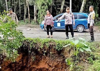 Pihak Pemkab Simalungun saat melakukan peninjauan ke lokasi longsor di Kecamatan Silou Kahean. ( Diskominfo Simalungun )