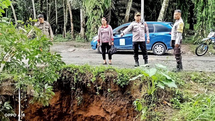 Pihak Pemkab Simalungun saat melakukan peninjauan ke lokasi longsor di Kecamatan Silou Kahean. ( Diskominfo Simalungun )