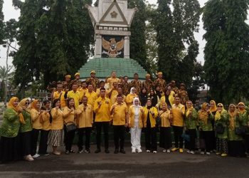 Pengurus Partai Golkar Kota Pematangsiantar usai melakukan ziarah di makam pahlawan. ( Herry Sinaga )