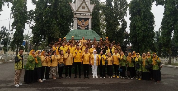 Pengurus Partai Golkar Kota Pematangsiantar usai melakukan ziarah di makam pahlawan. ( Herry Sinaga )