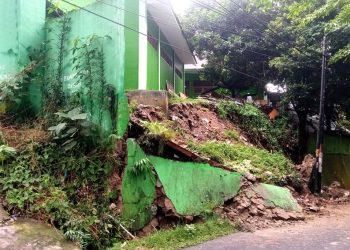 Tembok sekolah MAN Kota Pematangsiantar yang roboh. ( Herry Sinaga )