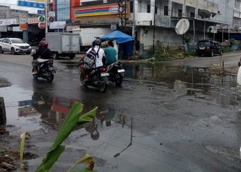 Kondisi jalan Patuan Nagari Kecamatan Siantar Utara yang digenangi air. ( Herry Sinaga )