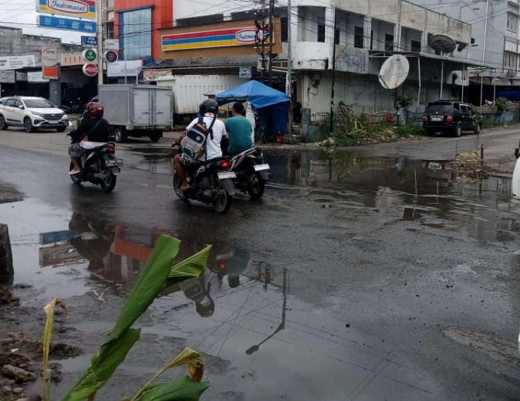 Kondisi jalan Patuan Nagari Kecamatan Siantar Utara yang digenangi air. ( Herry Sinaga )