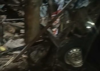 Mobil Gran max yang menabrak rumah warga dijalan Asahan Simalungun. ( Kiriman warga )