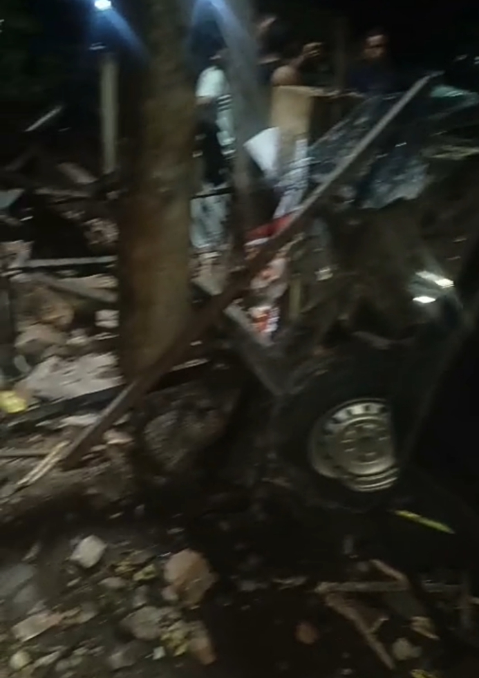 Mobil Gran max yang menabrak rumah warga dijalan Asahan Simalungun. ( Kiriman warga )