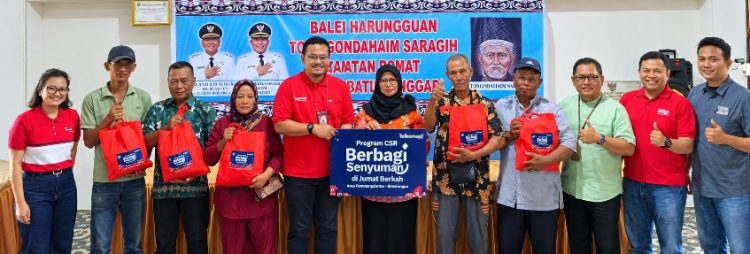 Pihak Telkomsel bersama Camat Dolok Batu Nanggar dan Warga saat memberikan sembako.( Herry Sinaga )