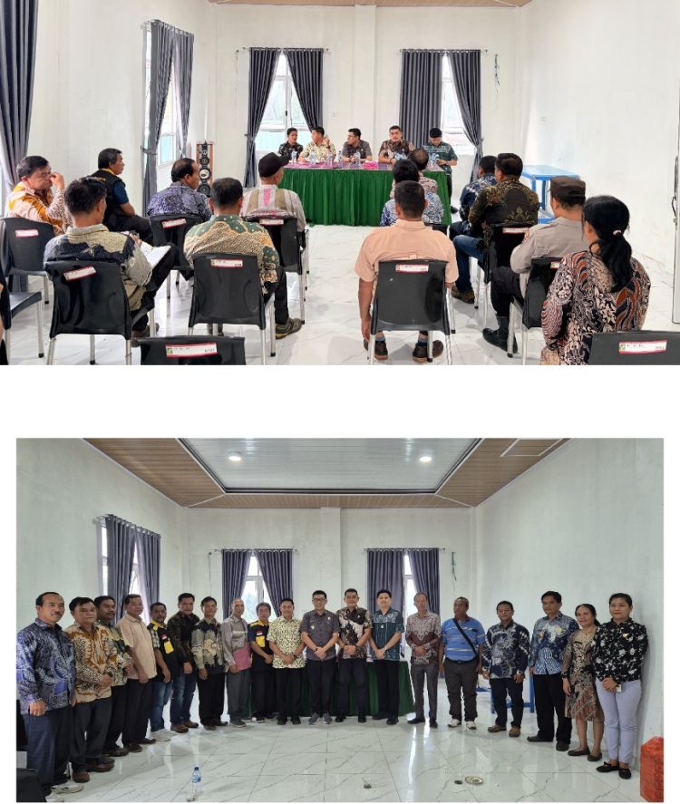 Kejari Simalungun bersama Pangulu se Kecamatan Purba saat melakukan kegiatan program Jaga Desa. ( Humas Kejari Simalungun )