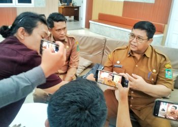 Sekretaris Daerah (Sekda) Kabupaten Simalungun, Mixnon Andreas Simamora, membantah kabar yang menyebut kas Pemerintah Kabupaten (Pemkab) Simalungun kosong. ( Diskominfo Simalungun )